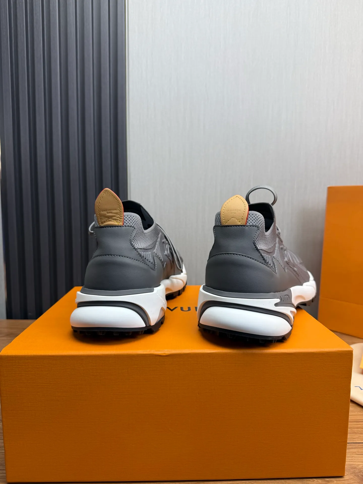 Men's Men's Shoes 580💰 🌈LV | Louis Vuitton 2025 LV Louis Vuitton L House Donkey Brand Latest Olympia Series Couple Style Silver Horn King Casual Sports Shoes Running Shoes This LV Olympia sports shoe combines mesh fabric and metallic synthetic leather and other technical fabrics to reinterpret the classic running shoe design with a neat and simple design. Lightweight EVA outsole provides a stretchy fit. Rich details such as Monogram embossing and LV letters establish recognition. Exquisite packaging at the delivery counter 🛍📦 ▪️Fabric: original imported technical fabric + mesh ▪️Inner lining: original customized breathable mesh ▪️Sole: original molded rubber foam material ▪️Sole thickness: 3.5CM ▪️Size: 38-44 yards